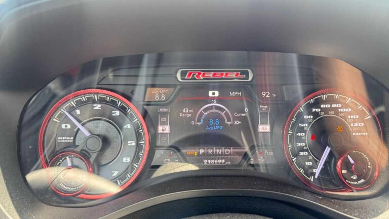 2019-ram-1500-rebel-preto-722627 (11)