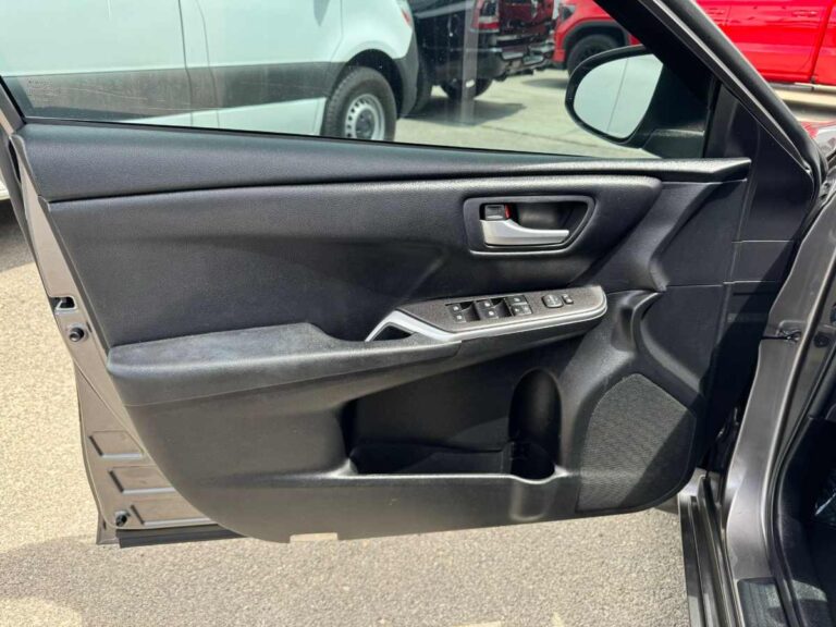 2017-toyota-camry-se-gray-286431 (12)