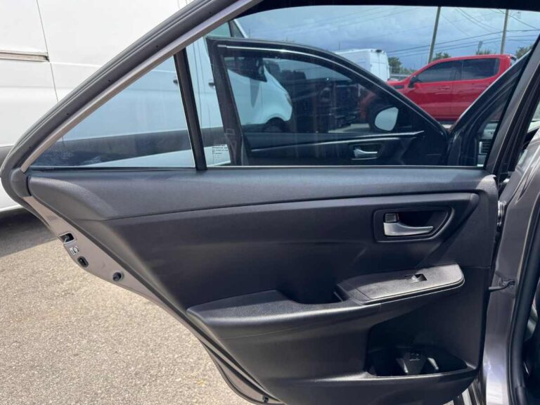 2017-toyota-camry-se-gray-286431 (16)