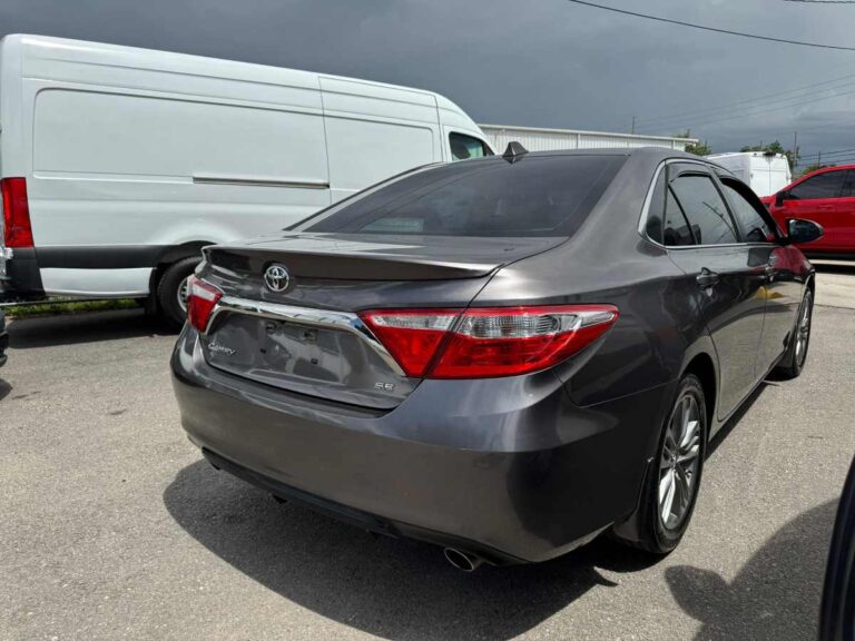 2017-toyota-camry-se-gray-286431 (5)