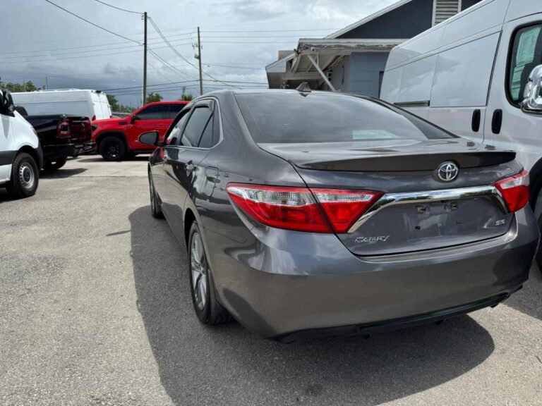 2017-toyota-camry-se-gray-286431 (7)