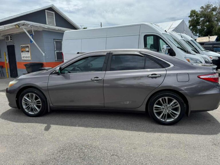 2017-toyota-camry-se-gray-286431 (8)