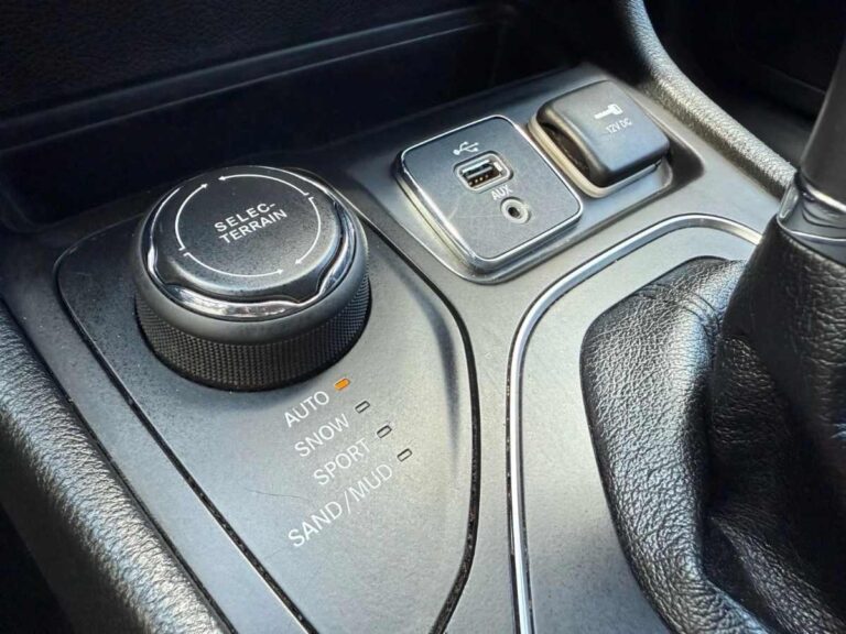 2019-jeep-cherokee-latitude-plus-194940 (14)