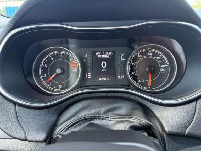 2019-jeep-cherokee-latitude-plus-194940 (9)