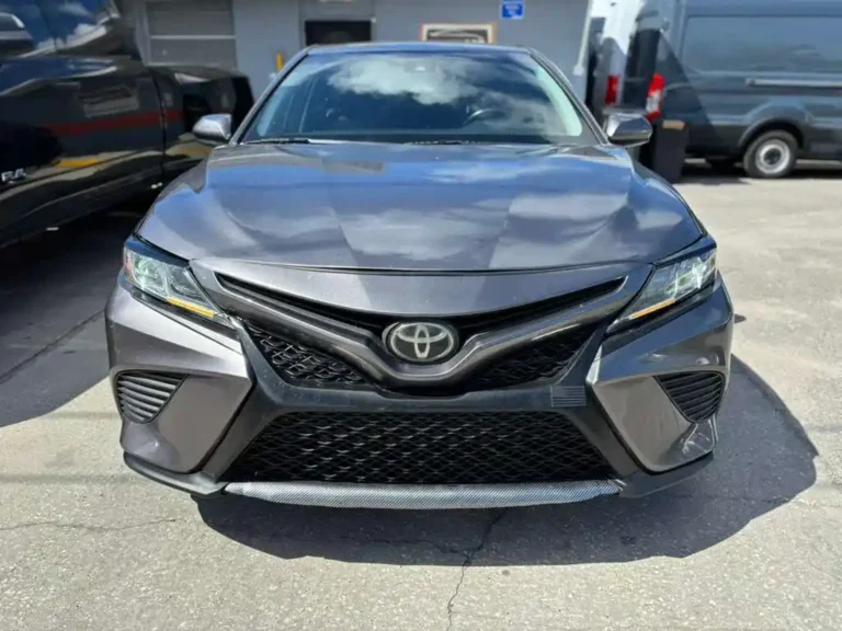 2018-ford-toyota-camry-se-520653 (1)