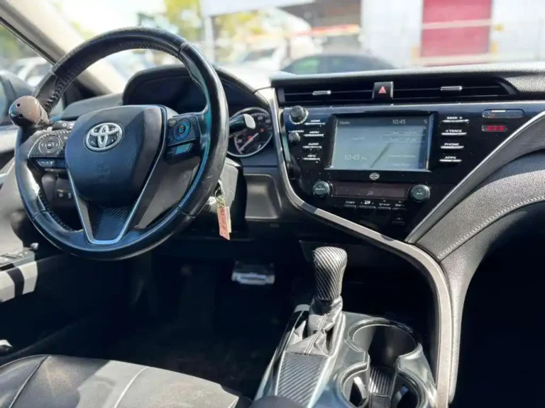 2018-ford-toyota-camry-se-520653 (12)