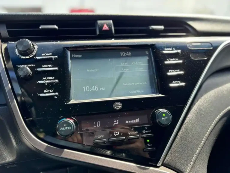 2018-ford-toyota-camry-se-520653 (16)
