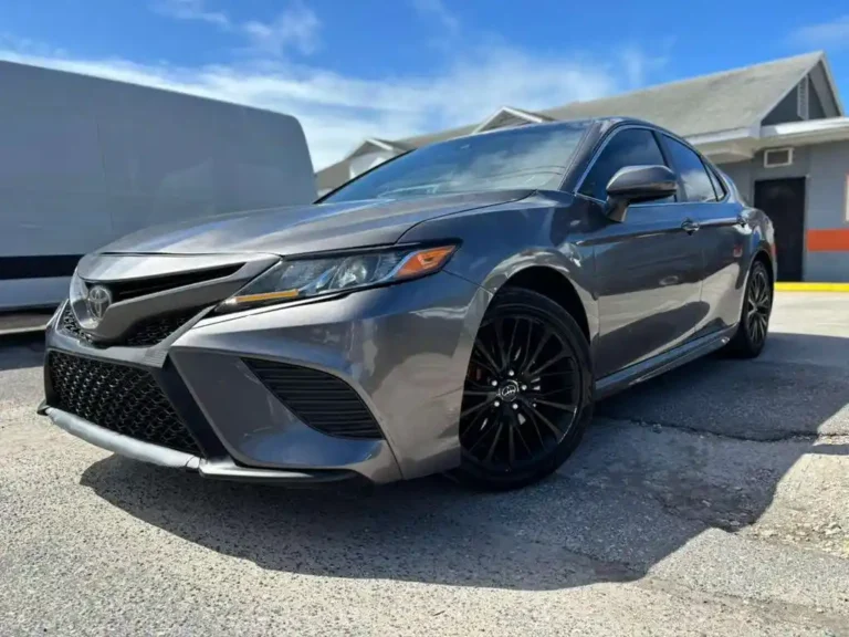 2018-ford-toyota-camry-se-520653 (2)