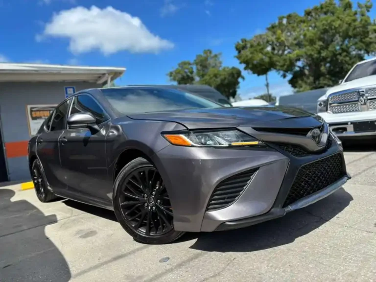 2018-ford-toyota-camry-se-520653 (3)