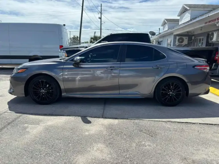 2018-ford-toyota-camry-se-520653 (4)