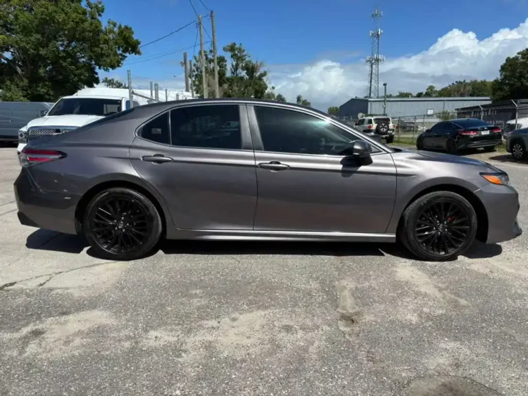 2018-ford-toyota-camry-se-520653 (5)