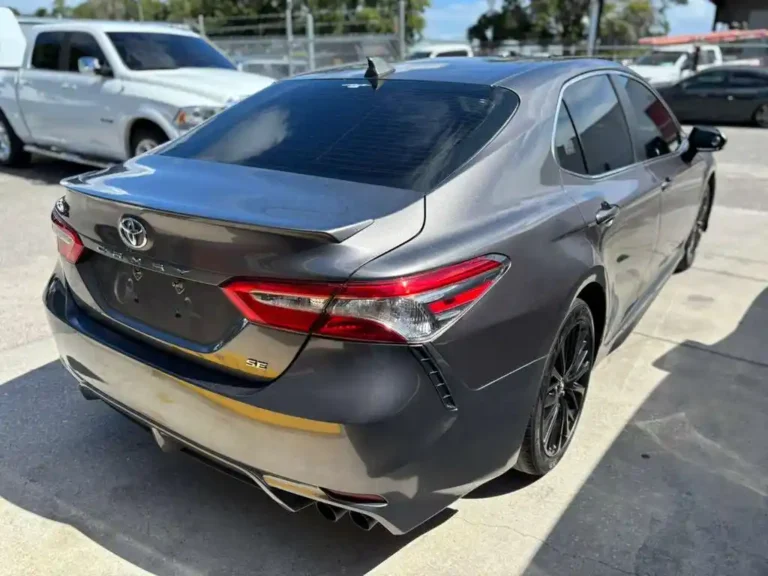2018-ford-toyota-camry-se-520653 (8)